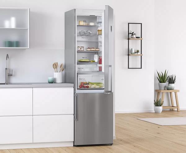 Bosch jääkaapit ja pakastimet Bosch jääpakastinkaappi keittiössä. Kylmälaitteen jääkaappiosan ovi on auki