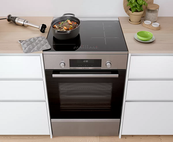 Bosch lattialiedet Bosch lattialiesi sijoitettuna keittiöön. Lattialieden päällä pata