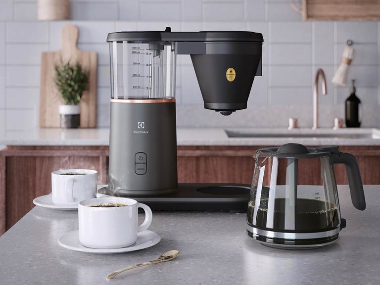 Electroluxit kahvin valmistukseen Electrolux kahvinkeitin ja kahvikupit pöytätasolla