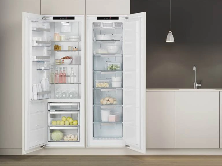 Electrolux kylmälaitteet Electrolux jääkaappi ja pakastinkaappi avonaisina keittiössä