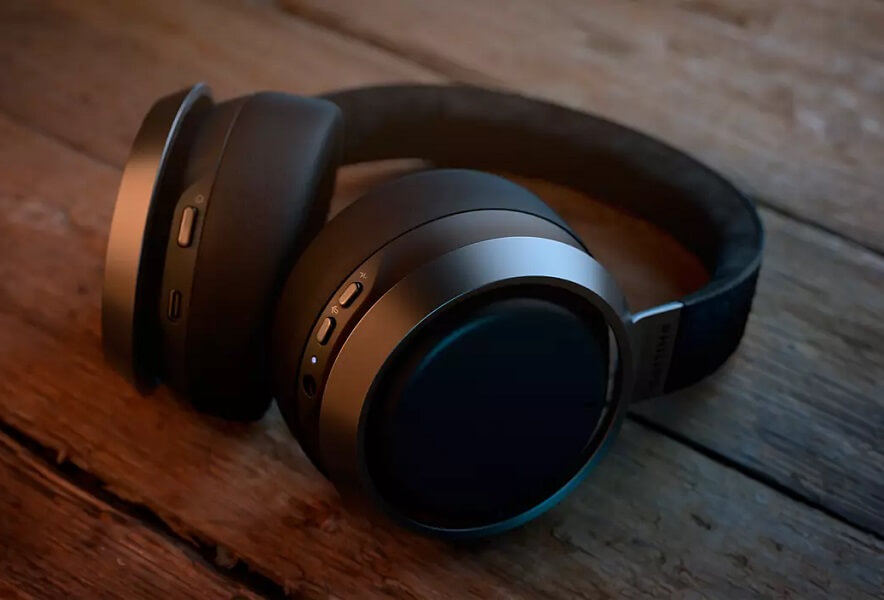 Philips kuulokkeet Philips kuulokkeet asetettuna pöytätasolle